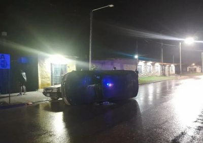 Accidente entre dos autos en Malvinas Argentinas: uno volcó y no hubo heridos